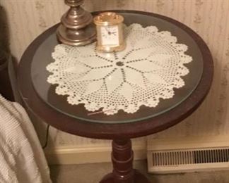 SMALL ROUND-TOP BED TABLE