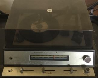 AM/FM STEREO/PHONOGRAPH W/SPEAKERS