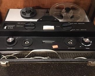 VINTAGE REEL-TO-REEL RECORDER/PLAYER - EXCELLENT CONDITION