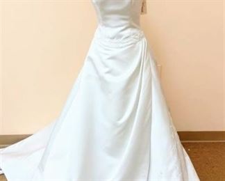 Victoria's Designer Size 10 Ivory Bridal Gown