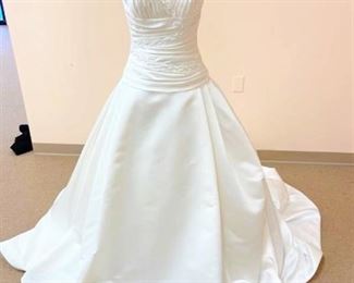 Pronovias Size 10 Ivory Bridal Gown