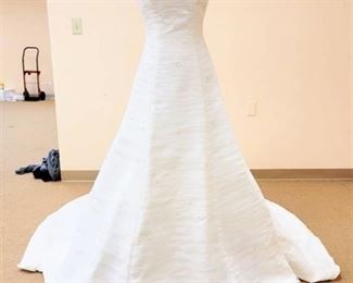 Pronovias Size 6 Ivory Bridal Gown