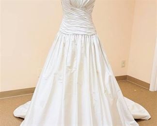 Paloma Blanca size 10 Dupioni Silk Wedding Gown