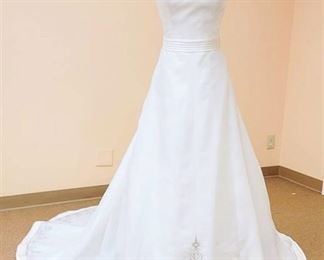 2be  White Wedding Gown - No Size Tag, fits like a 10 or 12