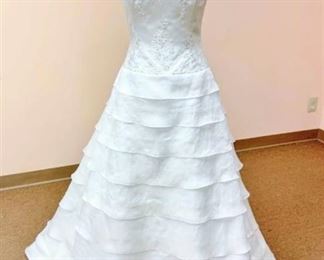 2be Bridal Gown no marked size, fits like a 10