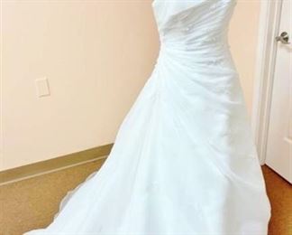 Pronovias Size 10 Designer Wedding Gown