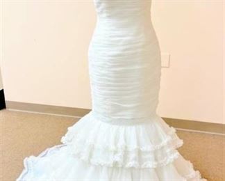 Aire Barcelona Size 10 Mermaid with Ruffles and Pearls Designer Bridal Gown