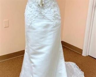 Casablanca Bridal size 10 Ivory with Beautiful Lace and Cinching Bow