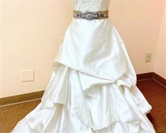 Pronovias Size 10 Designer Wedding Gown