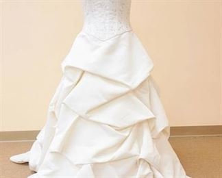 Mikaella Size 10 Ivory Bridal Gown