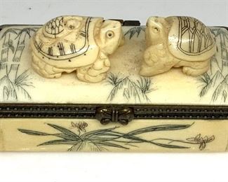 CARVED TURTLE ASIAN BONE SNUFF BOX, Collectible
