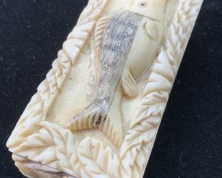 ASIAN CARVED ANTQ FISH SNUFF BOX, Collectible
