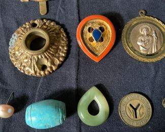 Lot 17 Vintage Pins & Accessories
