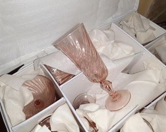 MODERN PINK DINNERWARE SET