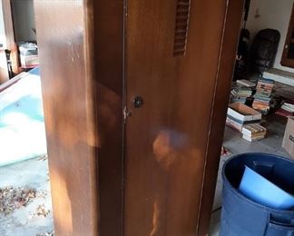 VINTAGE WARDROBE