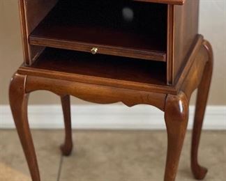 Butler Specialty Company Cabriole Leg Accent Table 26x17x13in HxWxD