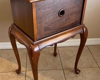 Butler Specialty Company Cabriole Leg Accent Table 26x17x13in HxWxD