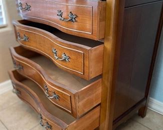 Vintage Marble Top Bow Front 4-Drawer Dresser 31x31x17.5in HxWxD