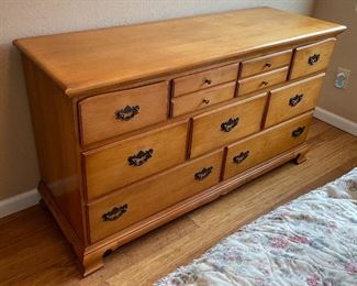 Vintage Maple 9-Drawer Dresser 32x58x20in HxWxD