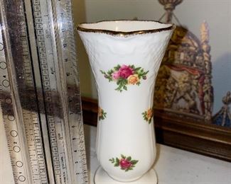 5" Old Country Roses Royal Albert Vase $8.00