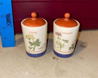 Sarah's Garden Spice Jars Wedgwood Both $10.00