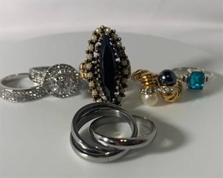 An Assortment of Five Ladies Fashion Rings