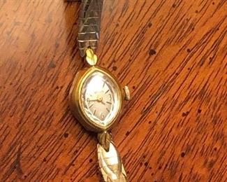 Vintage Benrus Ladies Wristwatch 
10k RGP Bezelo