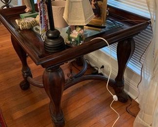 Thomasville End table that matches coffee table. $120
