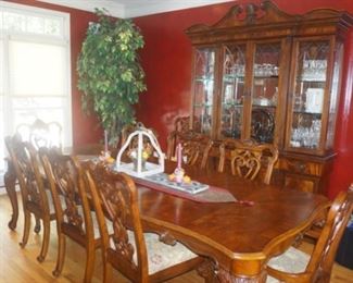 BROYHILL table with 8 chairs and 2 leaf inserts