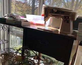 Singer Slantomatic 500 sewing machine and cabinet