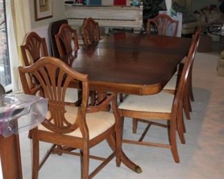 DINING TABLE W/3 LEAFS AND PADS