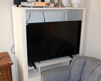 TV STAND, FLATSCREEN TV, LAMPS