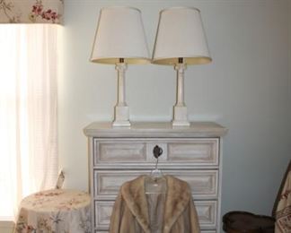 CHEST OF DRAWERS, 2 LAMPS, FUR