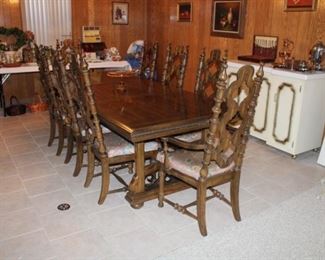 LARGE DINING SET W/LEAFS, PADS & 8 CHAIRS