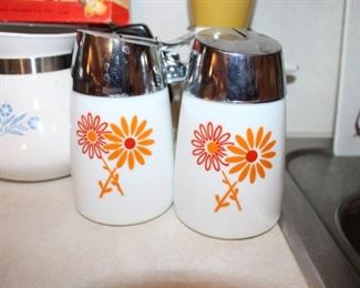 VINTAGE CREAMER/SUGAR
