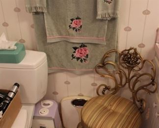 VANITY CHAIR, TOWELS