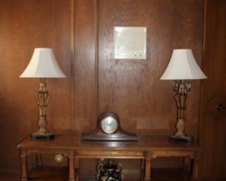 WOOD ACCENT TABLE, 2 LAMPS, MANTLE CLOSE, URN