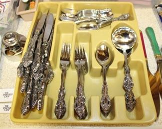 FLATWARE SET