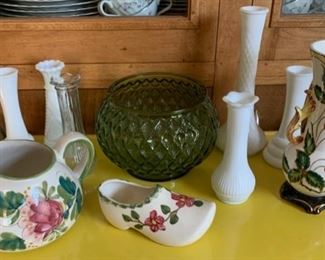 CLEARANCE !  $5.00 NOW, WAS $20.00.............Vintage Glassware and Vases (P669)