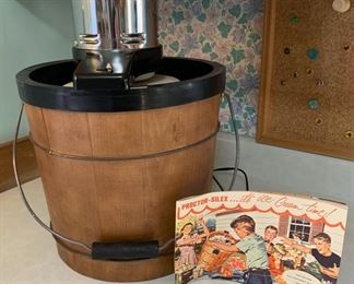 CLEARANCE!!  $25.00 NOW, WAS $80.00.................Vintage Proctor Silex Electric Ice Cream Maker 4 Quart with box  (P395)