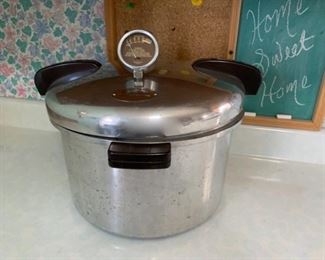 CLEARANCE !  $10.00 NOW, WAS $45.00...............Presto Cooker Canner Pot No 5 12 Quart (P382)