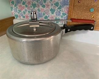 CLEARANCE!  $5.00 NOW, WAS $20.00...............Pressure Cooker (P381)