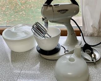 CLEARANCE!  $12.00 NOW, WAS $40.00..................Vintage Hamilton Beach Mixer, Bowls and attachments (P316)