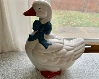 CLEARANCE !  $10.00 NOW, WAS $40.00.............Goose Cookie Jar(P268)
