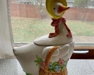 CLEARANCE !  $10.00 NOW, WAS $40.00............Goose with Hat Cookie Jar (P272)