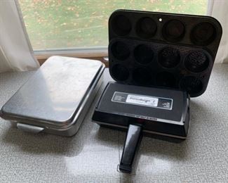CLEARANCE !  $3.00 NOW, WAS $12.00............Presto Burger Press and 9 x 13 pan (P280)