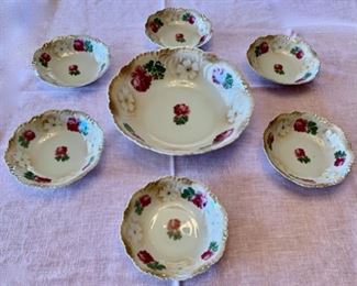 CLEARANCE!!!  $6.00 NOW, WAS $25.00..................Vintage Berry Bowl Set (P177)