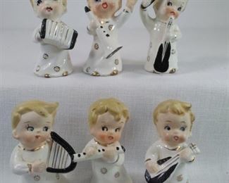 Christmas figurines playing musical instruments