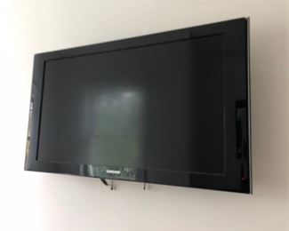 Samsung TV w/ Wall Bracket