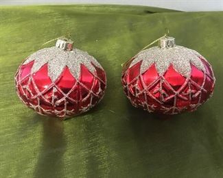 $8.00 - Set of 2 Red Balls Topped with Glitter
